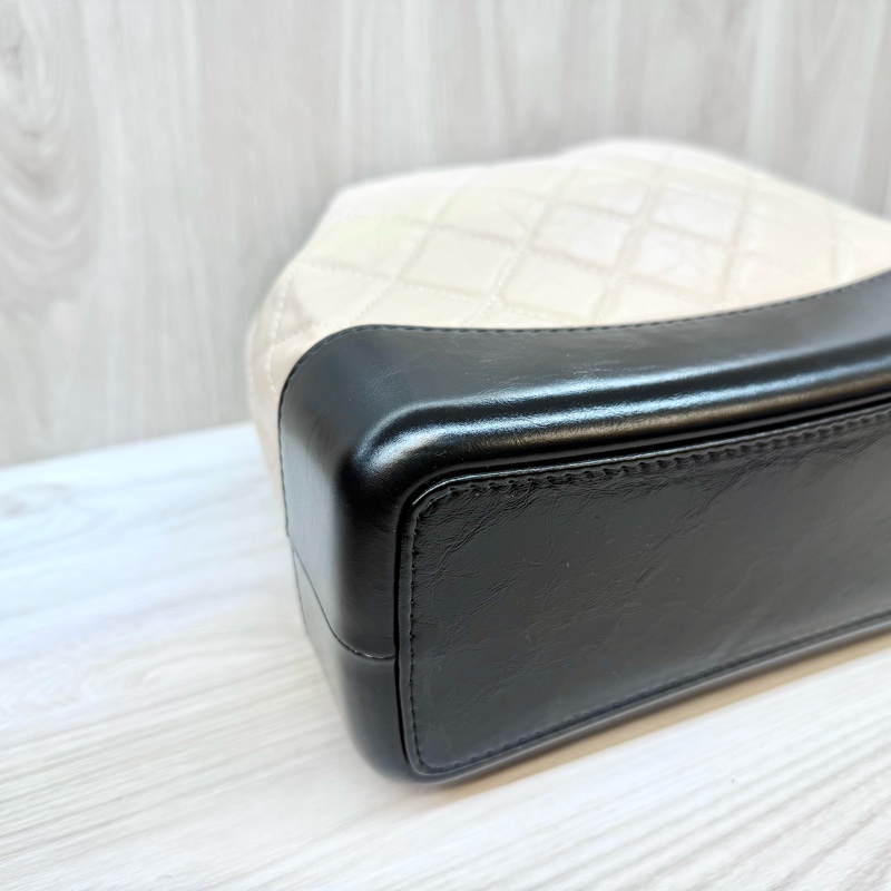 Chanel黑拚米鞣製牛皮霧銀流浪後背包-10