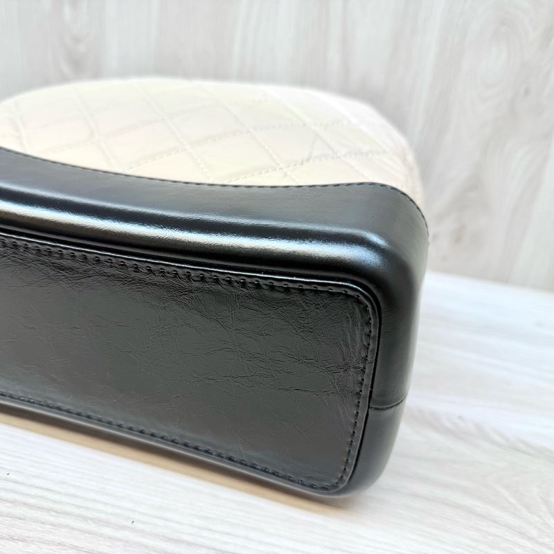 Chanel黑拚米鞣製牛皮霧銀流浪後背包-11