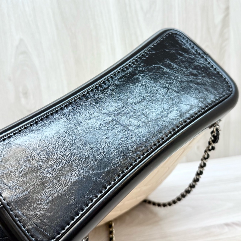 Chanel黑拚米鞣製牛皮霧銀流浪後背包-12