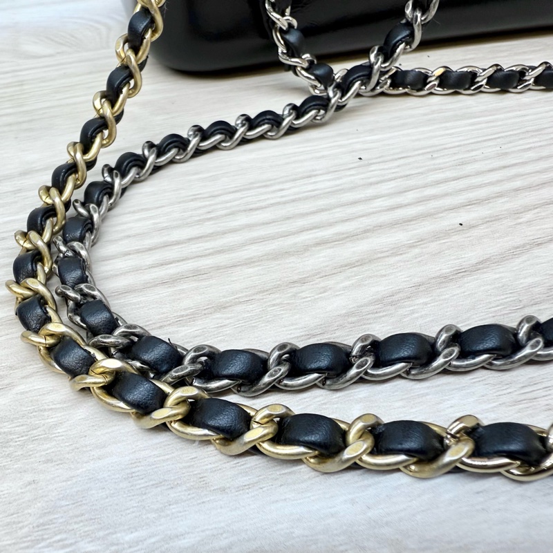 Chanel黑拚米鞣製牛皮霧銀流浪後背包-13