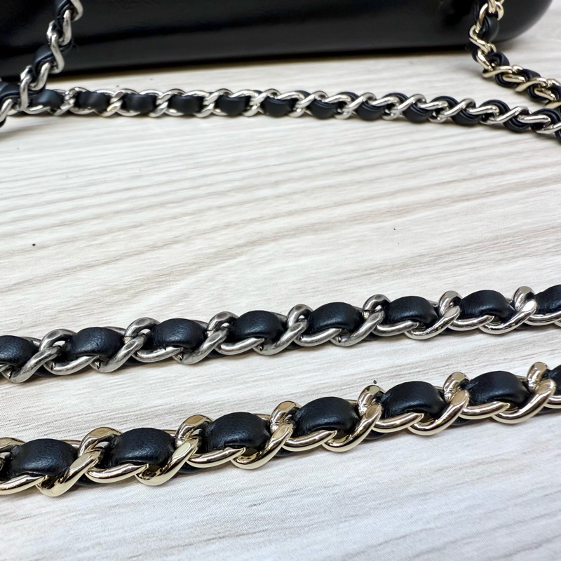 Chanel黑拚米鞣製牛皮霧銀流浪後背包-14