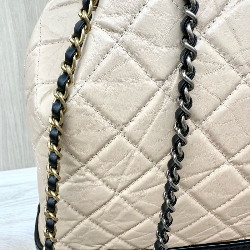 Chanel黑拚米鞣製牛皮霧銀流浪後背包-15