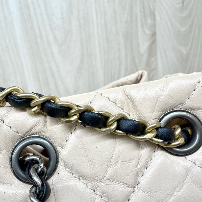 Chanel黑拚米鞣製牛皮霧銀流浪後背包-16