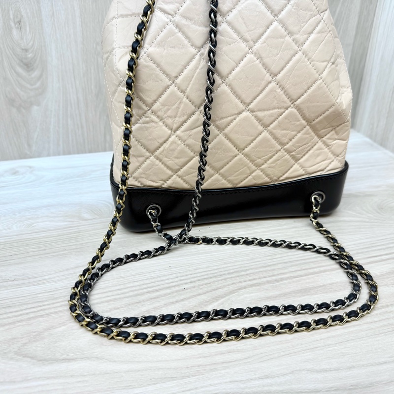 Chanel黑拚米鞣製牛皮霧銀流浪後背包-17