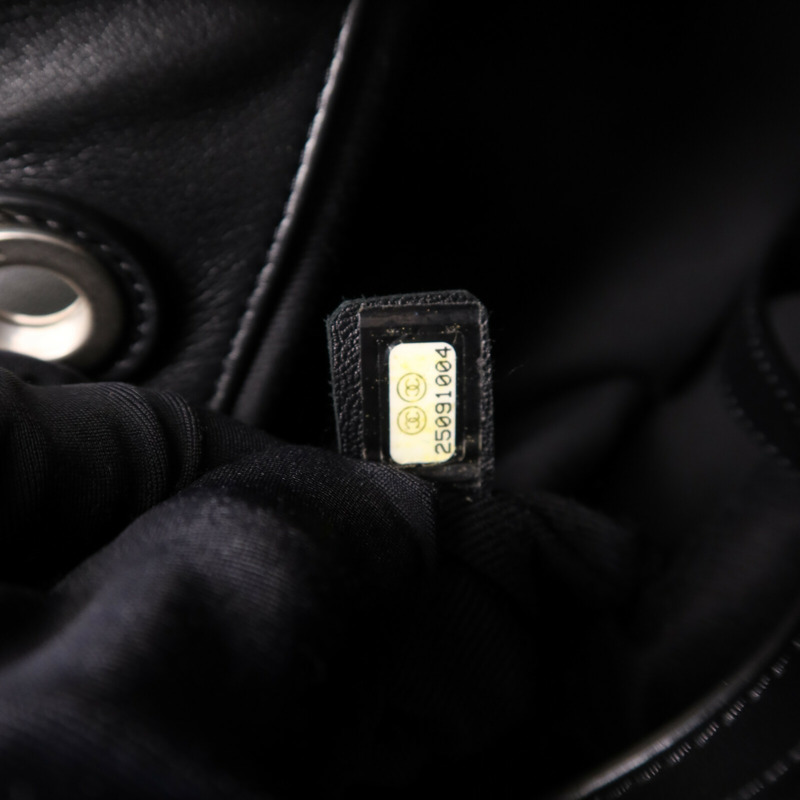 CHANEL 牛皮皮革Coco Eyelets銀扣手挽袋-6