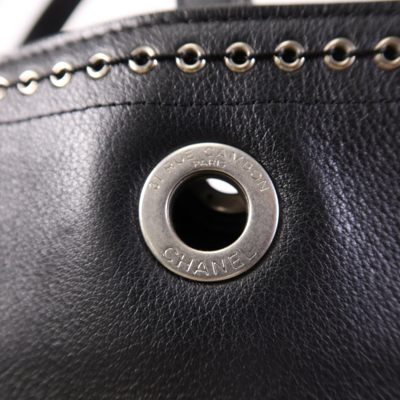 CHANEL 牛皮皮革Coco Eyelets銀扣手挽袋-13