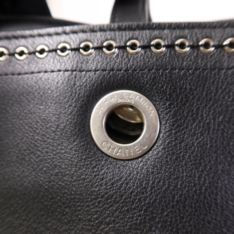 CHANEL 牛皮皮革Coco Eyelets銀扣手挽袋-14