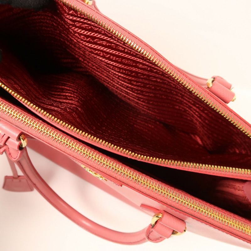 PRADA 牛皮皮革Saffiano Lux Medium Double Zipc金扣手挽袋-6