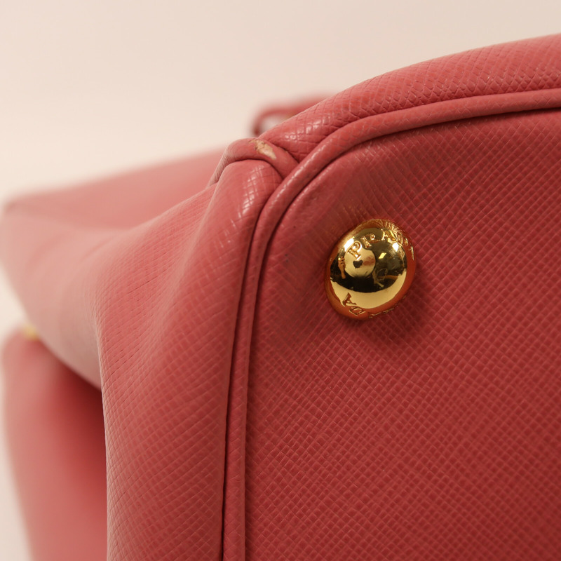 PRADA 牛皮皮革Saffiano Lux Medium Double Zipc金扣手挽袋-11