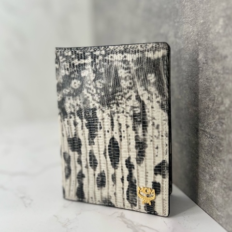 💗香緹國際精品💗 754 MCM 蟒蛇壓紋 護照套