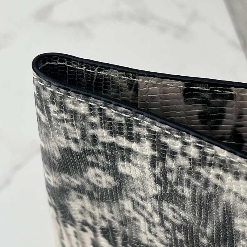 💗香緹國際精品💗 754 MCM 蟒蛇壓紋 護照套-3