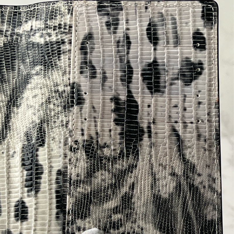 💗香緹國際精品💗 754 MCM 蟒蛇壓紋 護照套-6