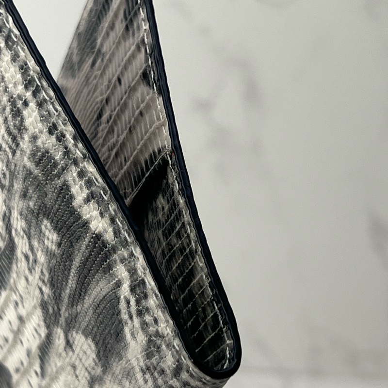 💗香緹國際精品💗 754 MCM 蟒蛇壓紋 護照套-8