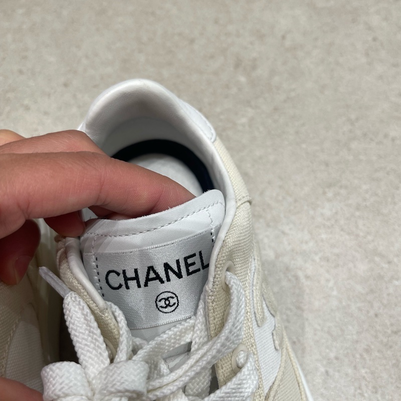 99新 Chanel香奈兒24c米白色板鞋/休閒鞋,鞋面乾淨無暇,35.5碼,有塵袋-9