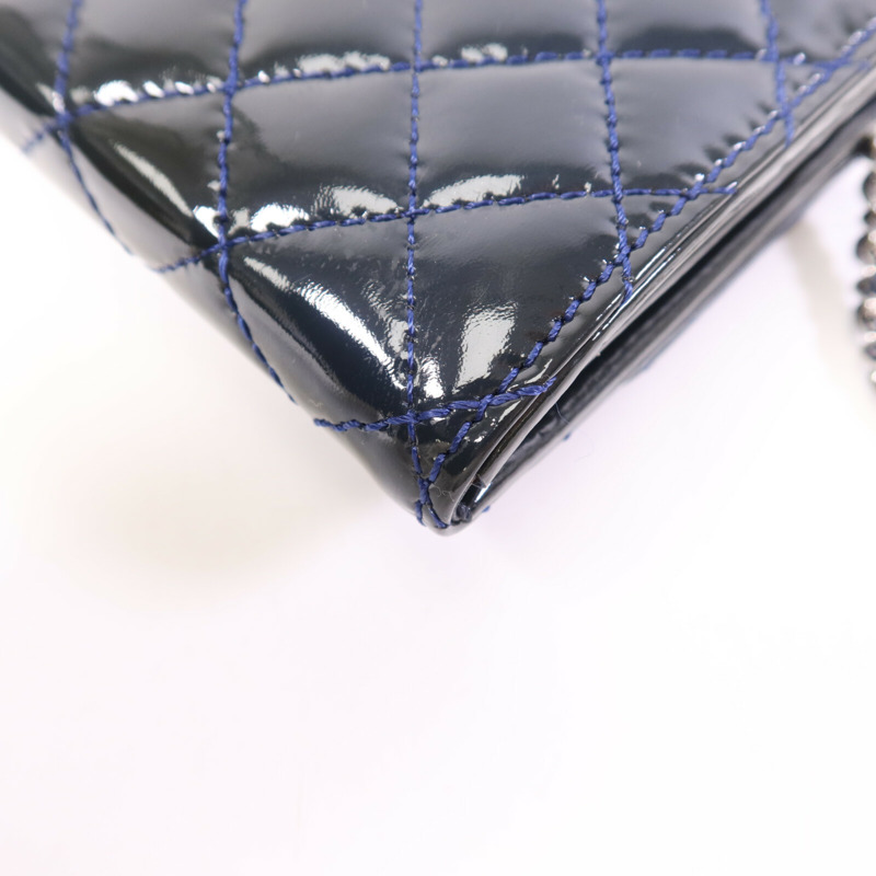 CHANEL 漆皮皮革Clutch On Chain銀扣鏈帶肩背袋-12