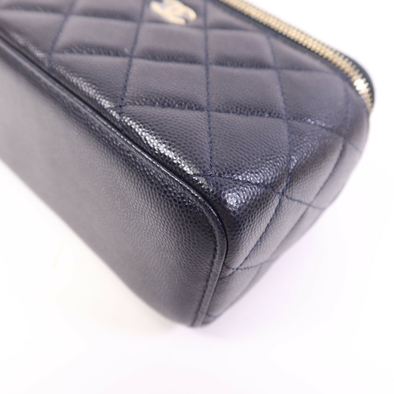 CHANEL 牛皮皮革Vanity Case金扣鏈帶肩背袋-10