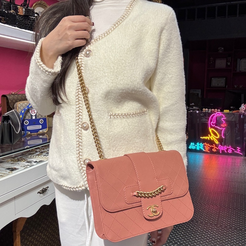 Chanel 牛皮鮭魚粉鏈條斜背包/王吉娜古董精品-1