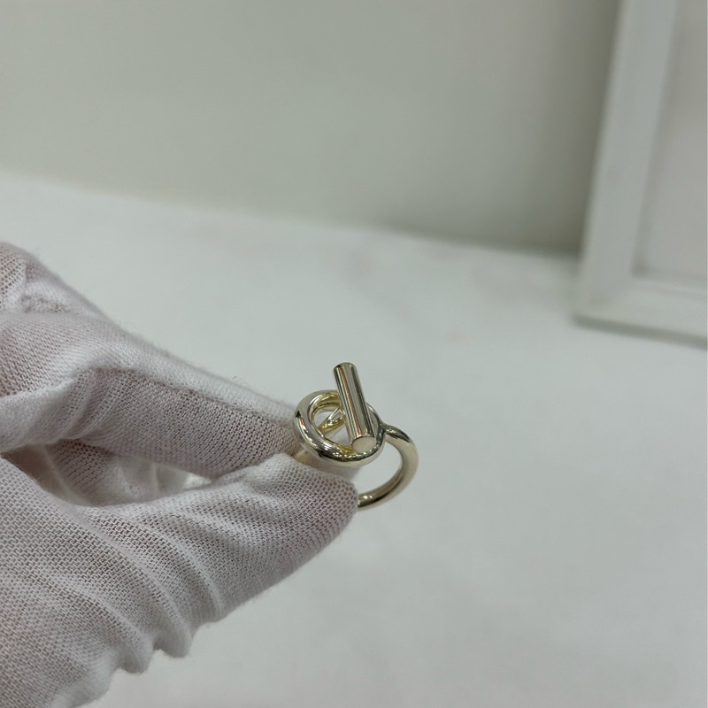 Hermes/愛馬仕 小Q扭環銀戒指 925純銀材質,經典款式,適合日常配戴。 尺寸:49-4