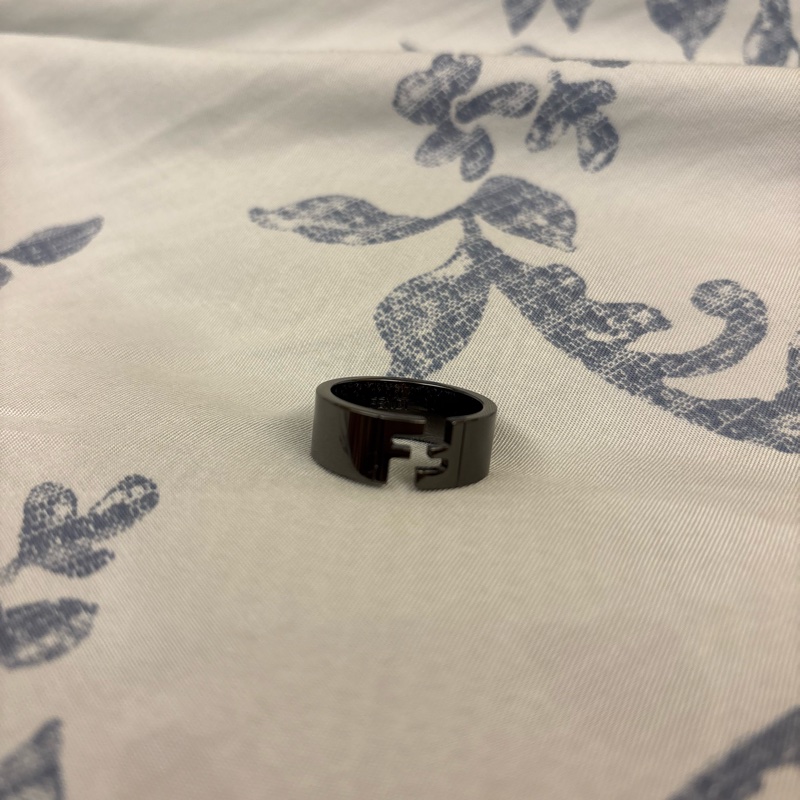 Fendi 戒指 雙F logo 鏤空 近全新 僅專櫃半價-1