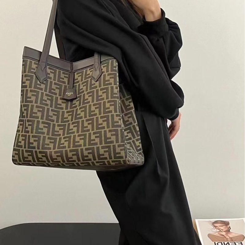 莉亞精品♡Fendi 老花摺紙包 二手-1