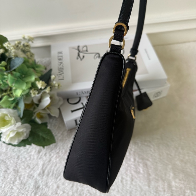 Re-Edition 2005 金字三角牌再生尼龍迷你手提包(黑色)-1