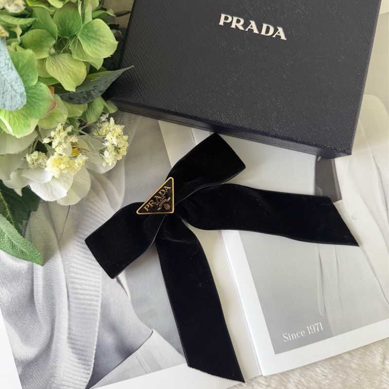 金色三角牌標誌絲絨蝴蝶結髮夾(黑色)-0