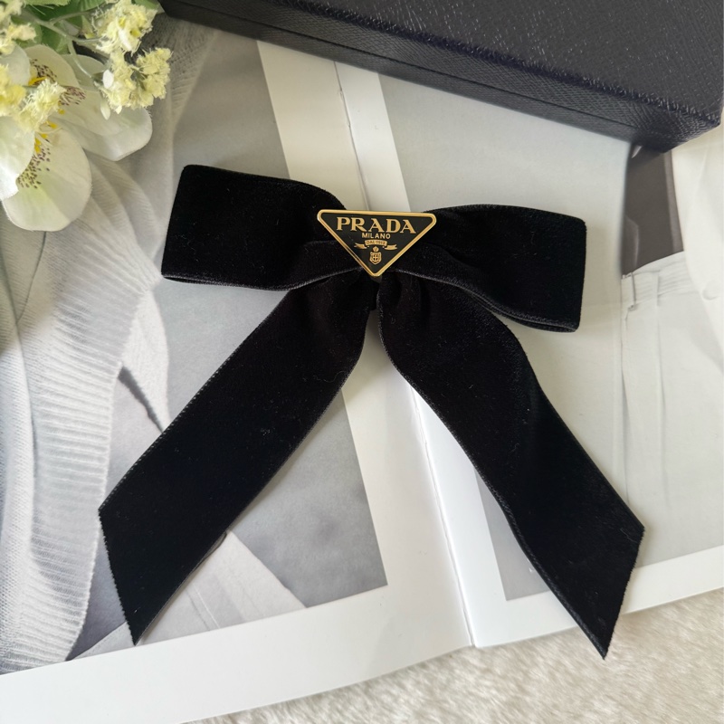 金色三角牌標誌絲絨蝴蝶結髮夾(黑色)-1