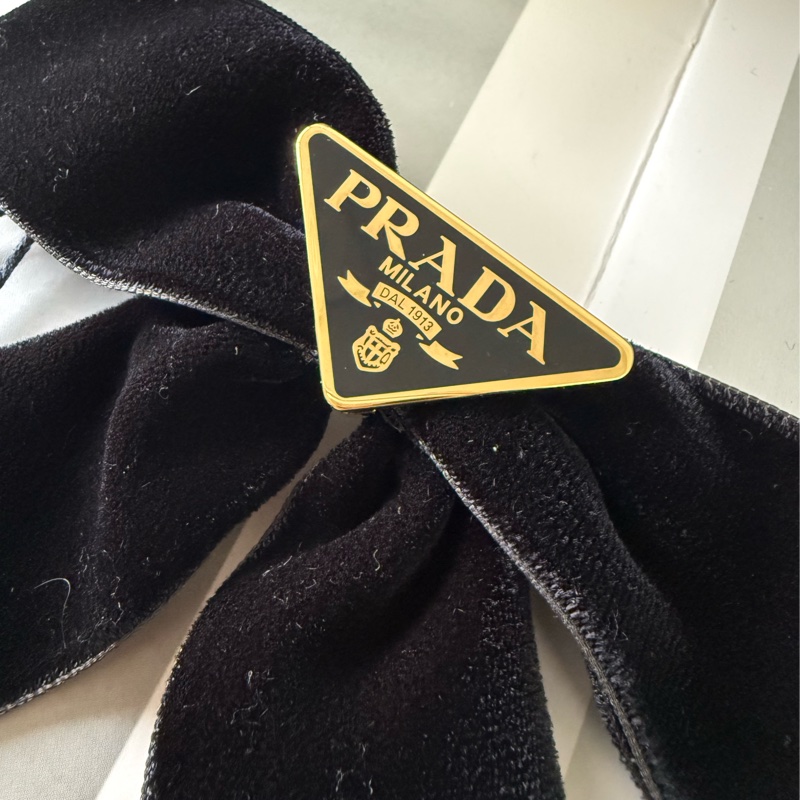 金色三角牌標誌絲絨蝴蝶結髮夾(黑色)-5