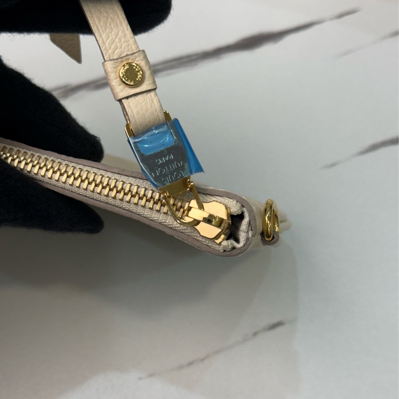 Lv 奶白色壓紋牛皮手機包零錢包-2