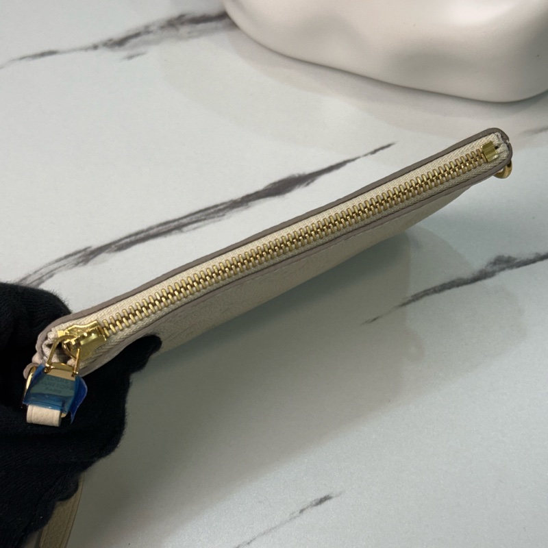 Lv 奶白色壓紋牛皮手機包零錢包-3