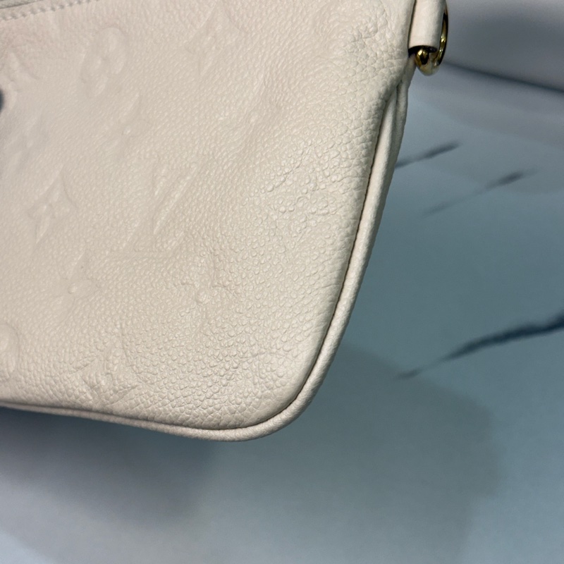 Lv 奶白色壓紋牛皮手機包零錢包-4