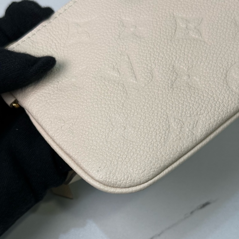 Lv 奶白色壓紋牛皮手機包零錢包-5
