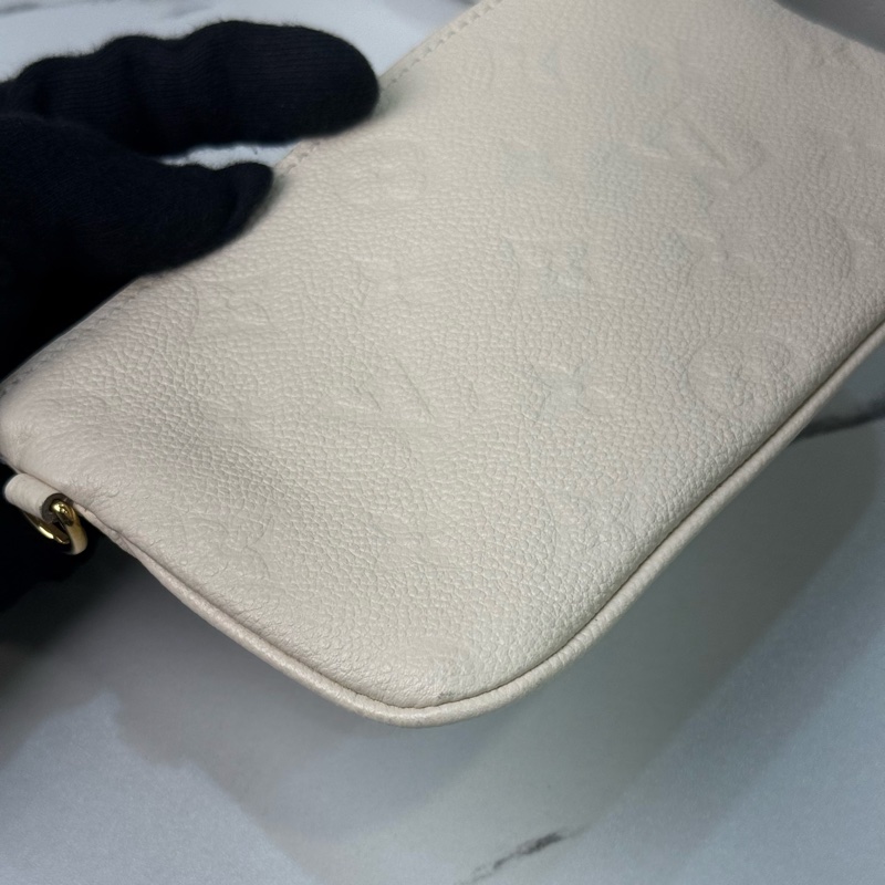 Lv 奶白色壓紋牛皮手機包零錢包-7
