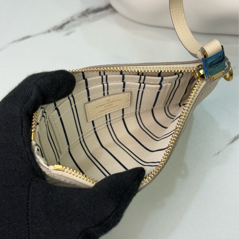 Lv 奶白色壓紋牛皮手機包零錢包-8