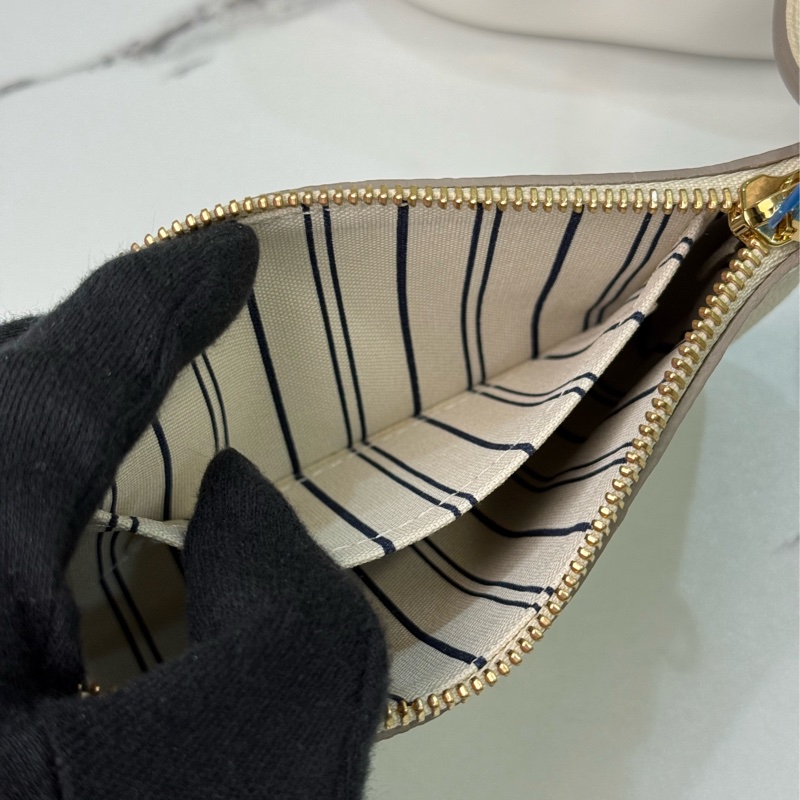 Lv 奶白色壓紋牛皮手機包零錢包-9