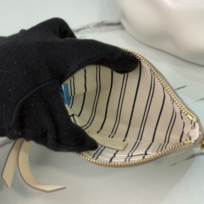 Lv 奶白色壓紋牛皮手機包零錢包-10