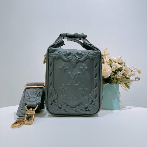TW4663 Louis Vuitton 路易威登 浮雕男士郵差包 Cruiser Messenger Bag Calfskin