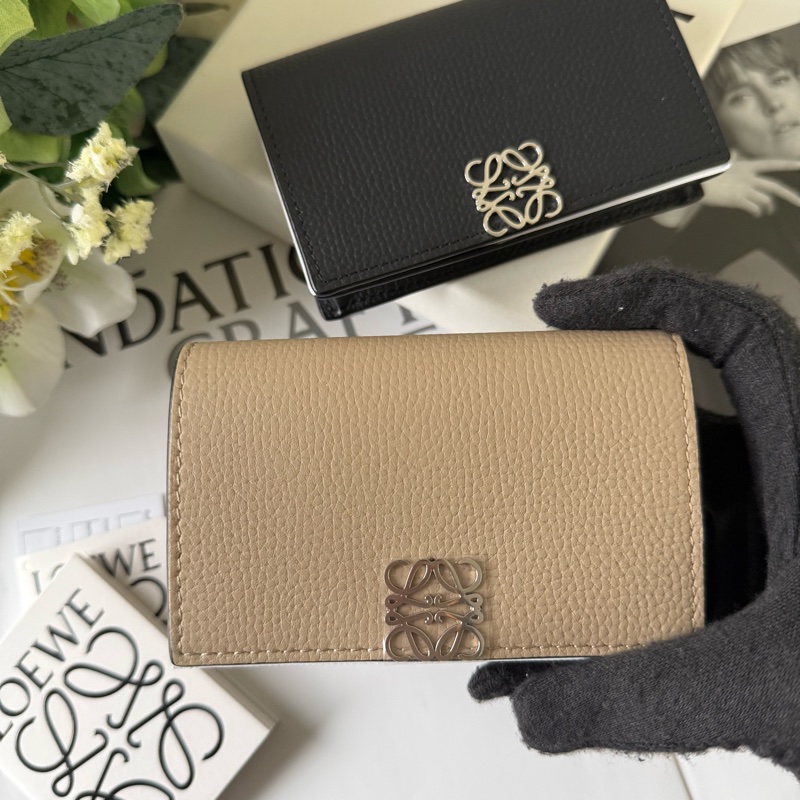 Anagram 銀色標誌粒紋牛皮釦式卡片夾/名片夾(沙色)-1