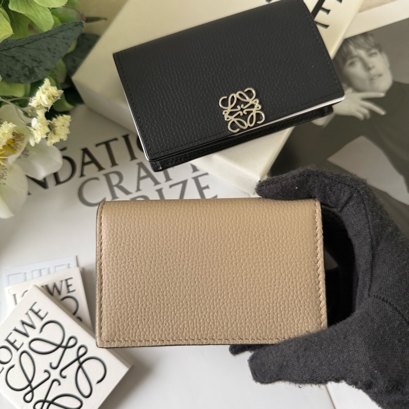 Anagram 銀色標誌粒紋牛皮釦式卡片夾/名片夾(沙色)-3