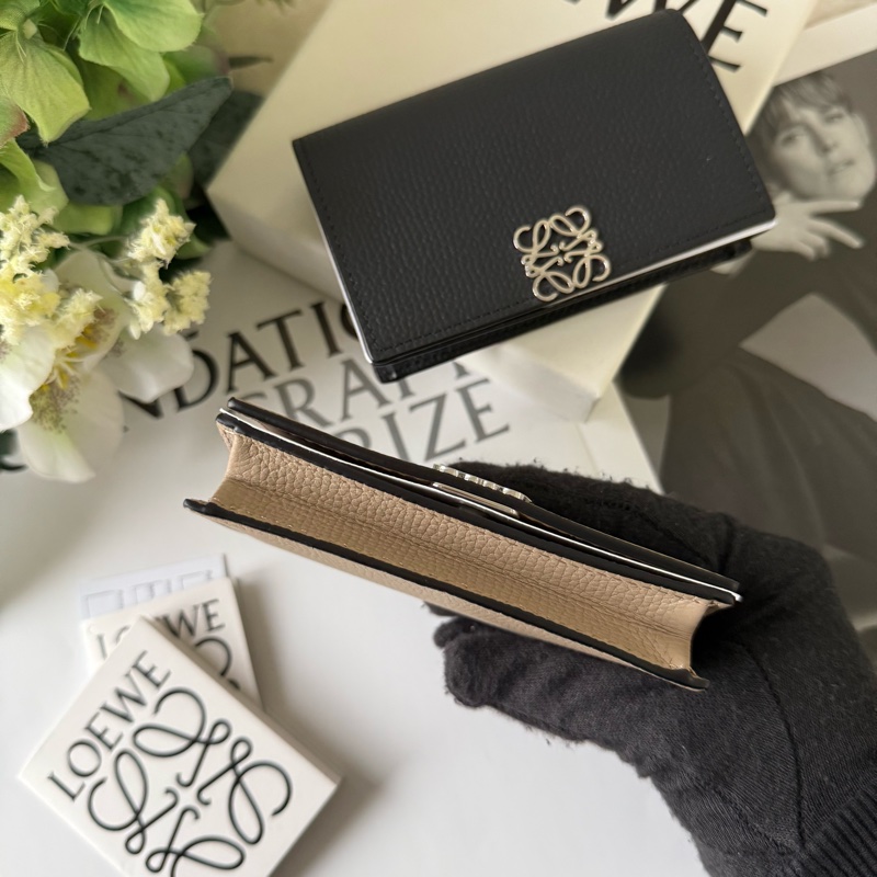 Anagram 銀色標誌粒紋牛皮釦式卡片夾/名片夾(沙色)-5