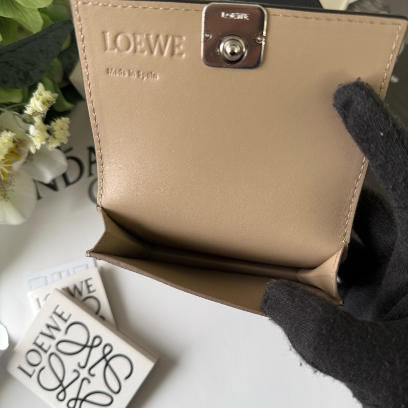 Anagram 銀色標誌粒紋牛皮釦式卡片夾/名片夾(沙色)-7