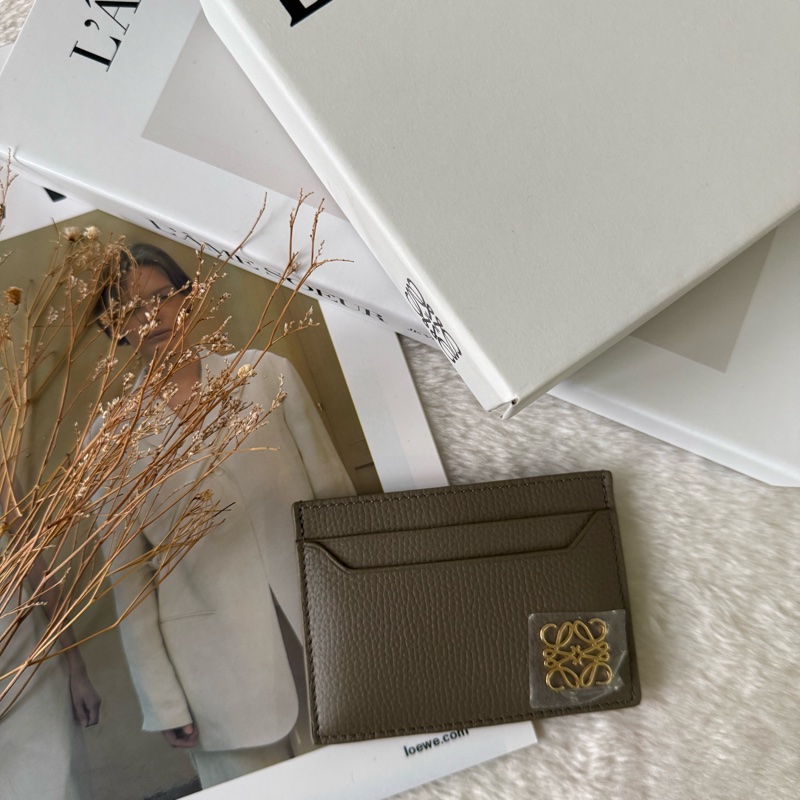 Anagram 卵石紋小牛皮純色卡夾(灰褐色)-0