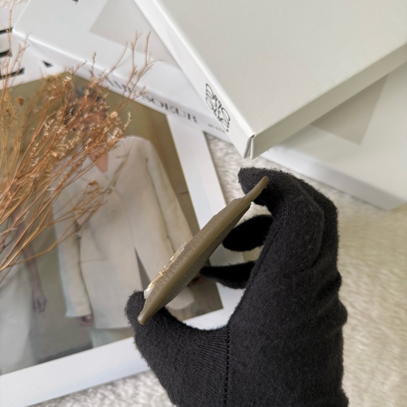 Anagram 卵石紋小牛皮純色卡夾(灰褐色)-4