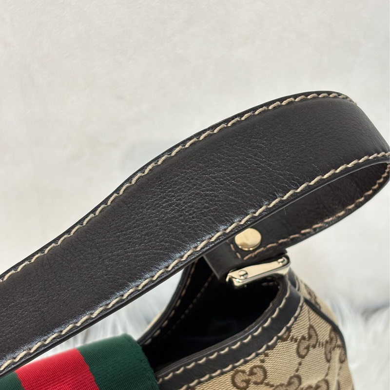 GUCCI 233608 GG LOGO 綠紅綠織帶 老花字紋緹花布 咖啡牛皮 肩背包 HOBO-8