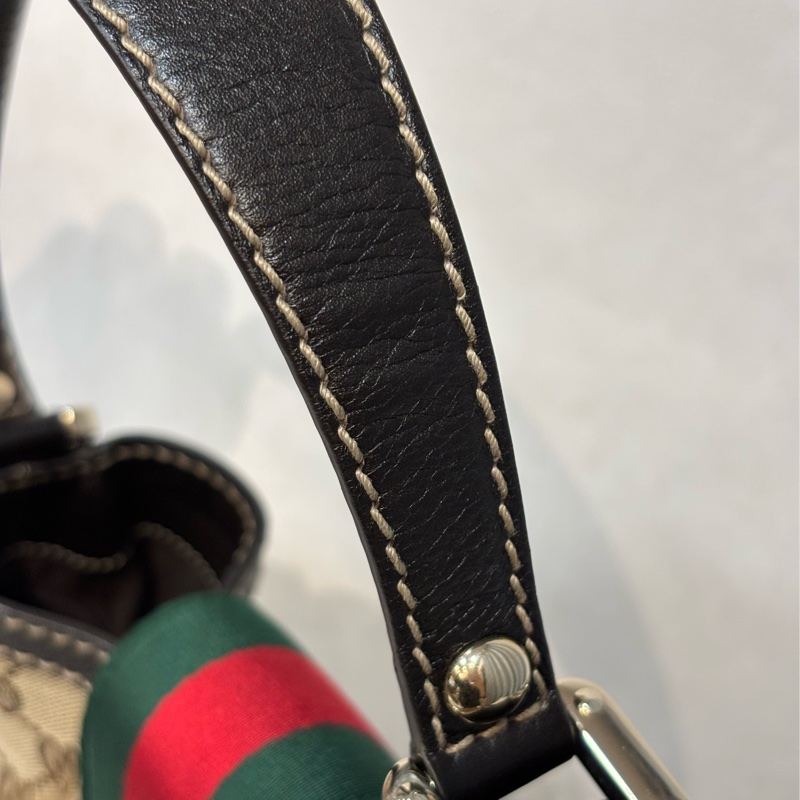 GUCCI 233608 GG LOGO 綠紅綠織帶 老花字紋緹花布 咖啡牛皮 肩背包 HOBO-10