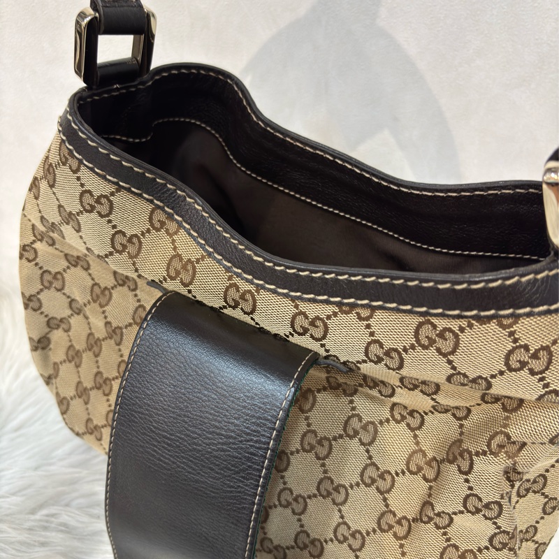 GUCCI 233608 GG LOGO 綠紅綠織帶 老花字紋緹花布 咖啡牛皮 肩背包 HOBO-24