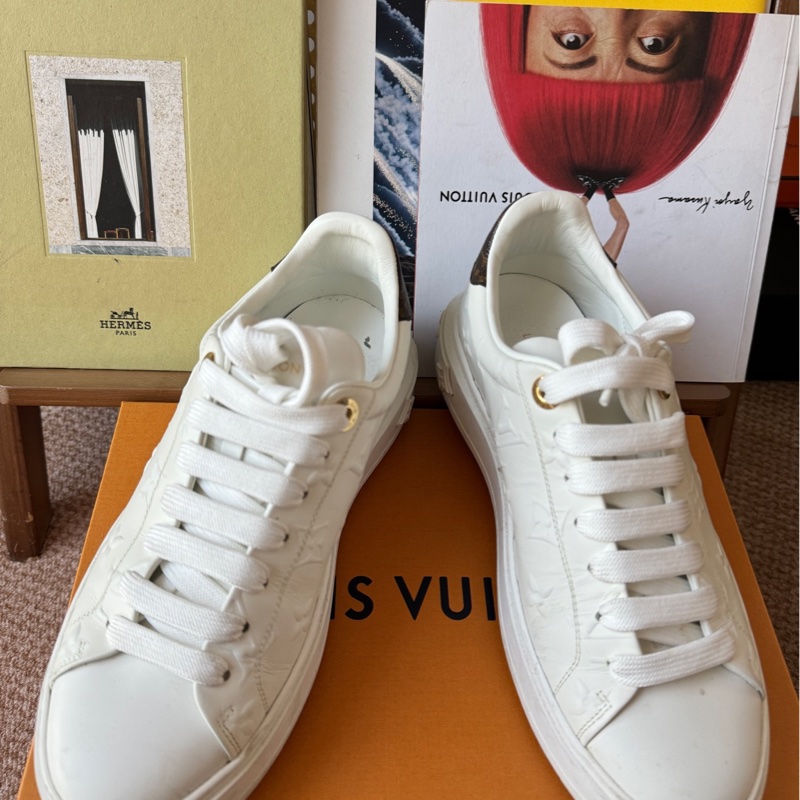 98新LV 白色壓紋運動鞋 37碼 無附件-0