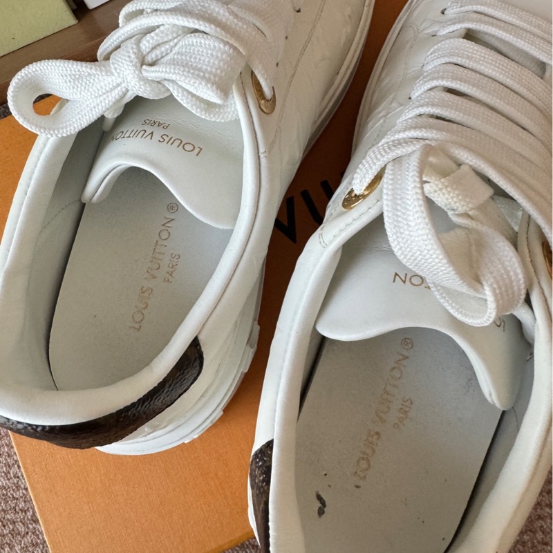 98新LV 白色壓紋運動鞋 37碼 無附件-2