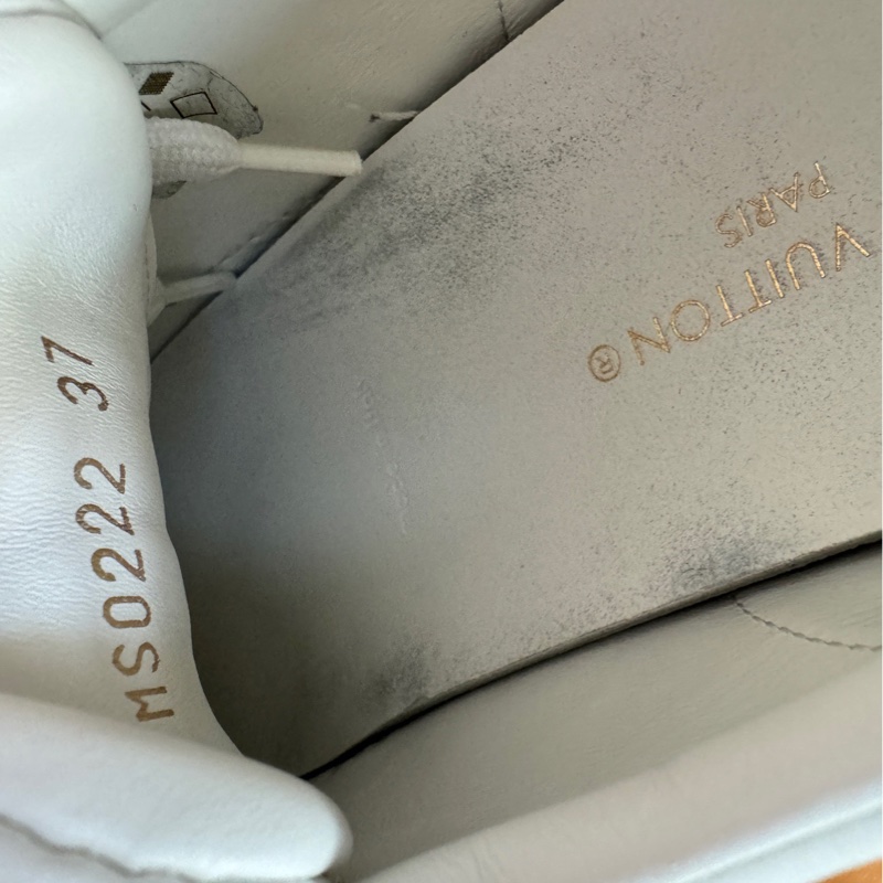 98新LV 白色壓紋運動鞋 37碼 無附件-3