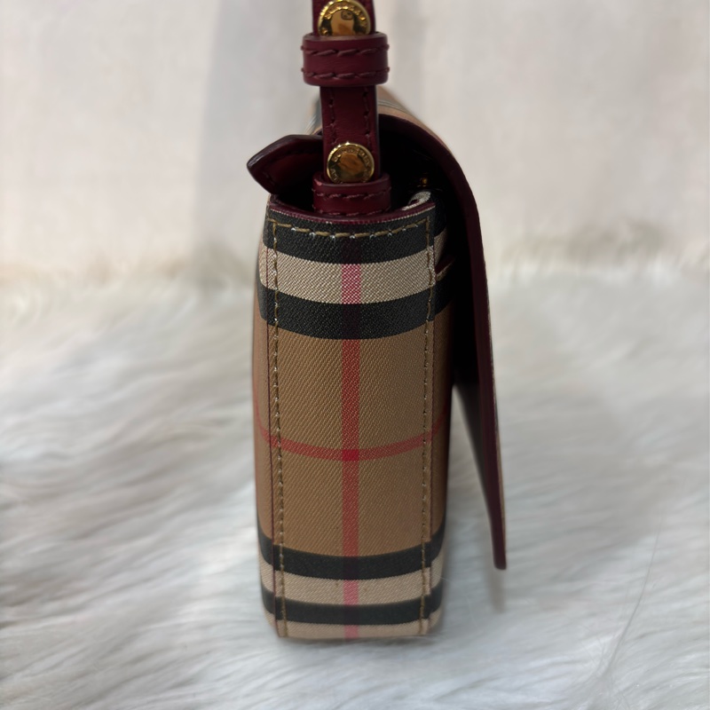 BURBERRY 4080066 PVC 防水格紋紅色牛皮 手拿包手機包郵差包記者包信差包小書包斜背包肩背包護照包-1